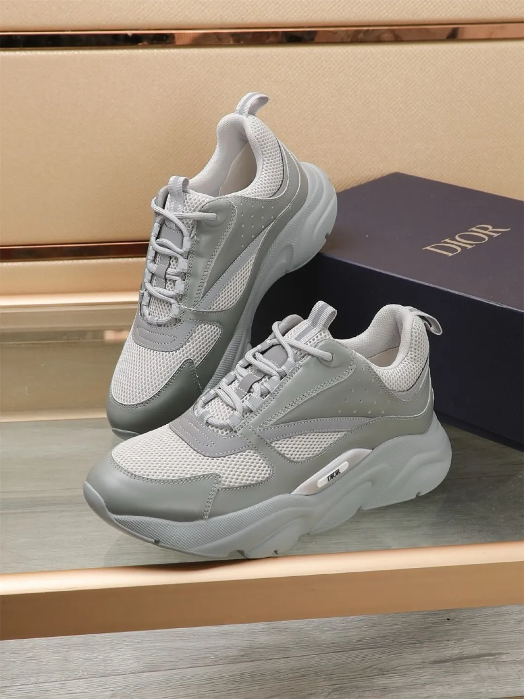 Men's shoes 💰P460💰【Dior】Dior✨ is online at the same time👏 This casual sneaker is a new product in the series and continues Di*r's classic style. The upper is made of original mesh and cow leather, with a two-color textured outsole, and the brand's iconic details on the rear collar and heel to enhance the style. Fashionable and versatile. Wear it with jeans or slacks for a casual look. Size: 38-44 (45 customized)